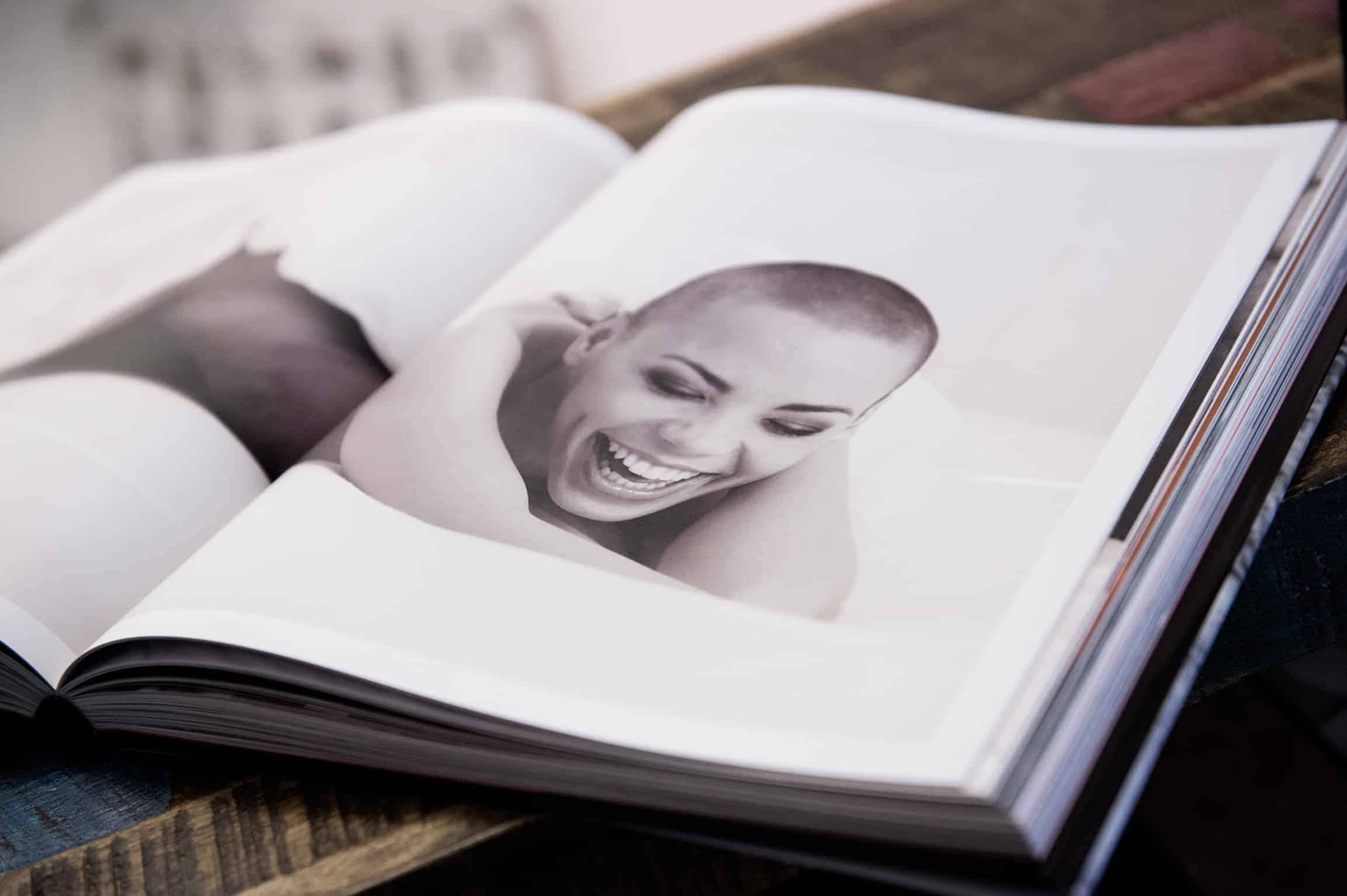 Offenes Fotobuch mit Aktaufnahme in Schwarz-Weiß – erotische Fotografie im hochwertigen Bildband