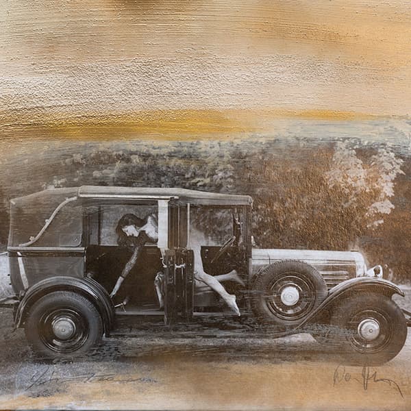 Zeitgenössische Pop-Art einer Frau in einem Oldtimer mit Übermalungen