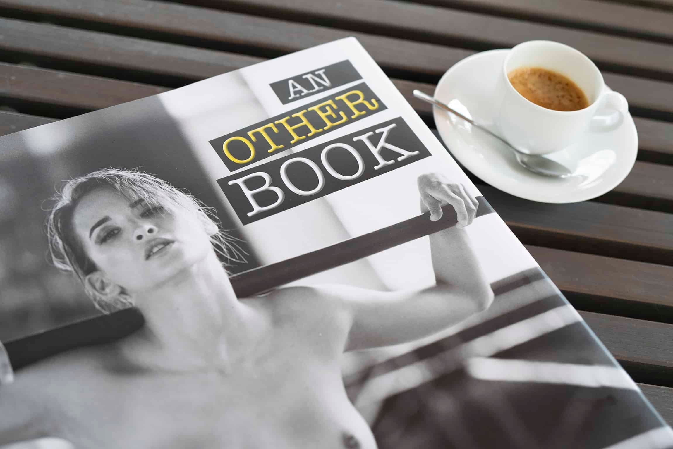 Fotokunst-Bildband: Fotobuch erotische Fotografie mit Print und Kaffee auf Holztisch – An Other Book