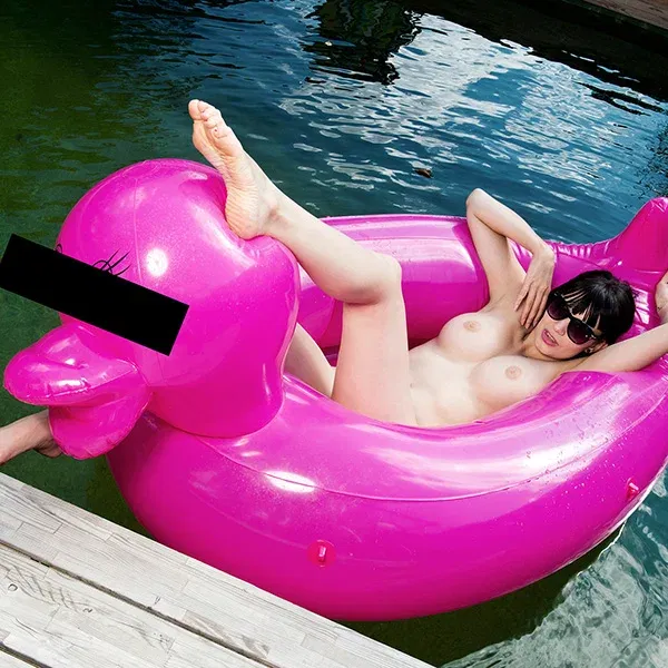 Aktfotografie Frau mit Gummiente – limitierte Fine Art Fotografie