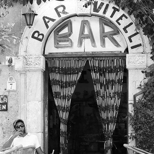 Bar Vitelli mit Mann im Schatten, künstlerische Streetphotography