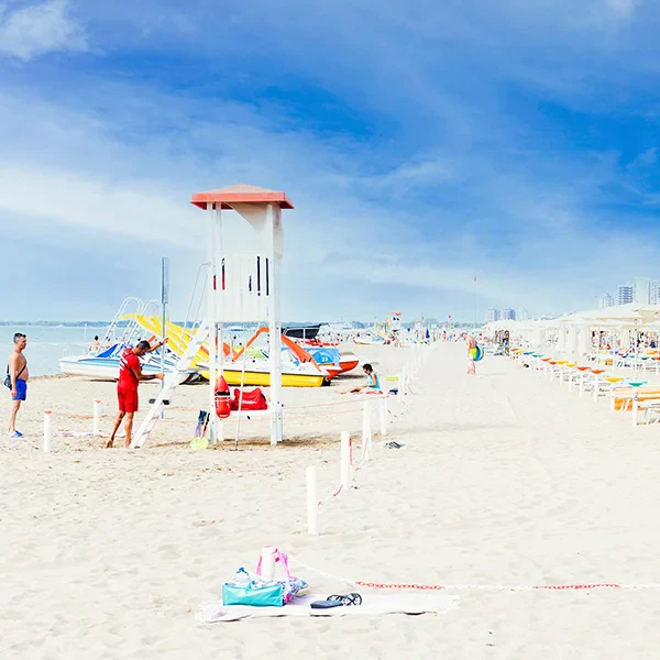 Rettungsturm an einem italienischen Strand, künstlerische Streetphotography