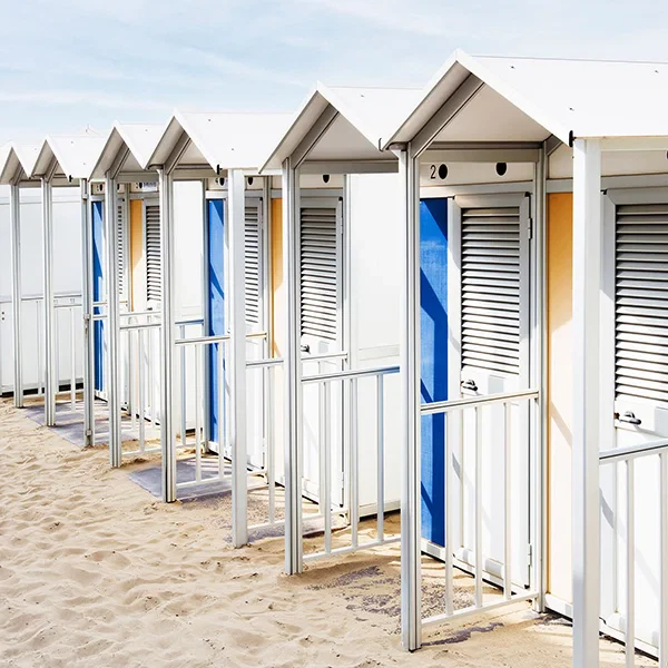 Perfekte Reihen aus Strandhütten, künstlerische Streetphotography