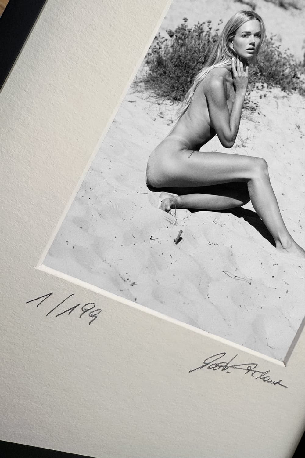 Detailansicht: Signatur und Struktur des Fine Art Papiers – Edition 1/199 – SAND ME A POSTCARD