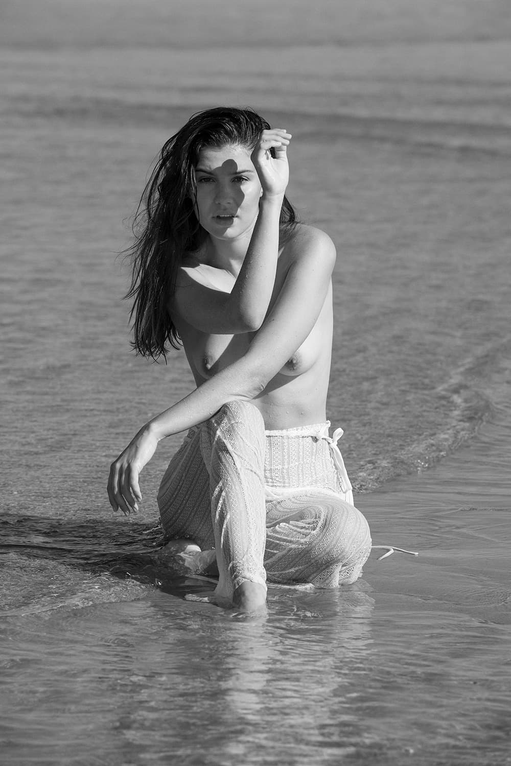 Limitierte Aktfotografie – gerahmter Fine Art Print „She Came for the Weather“ von Martin Wieland