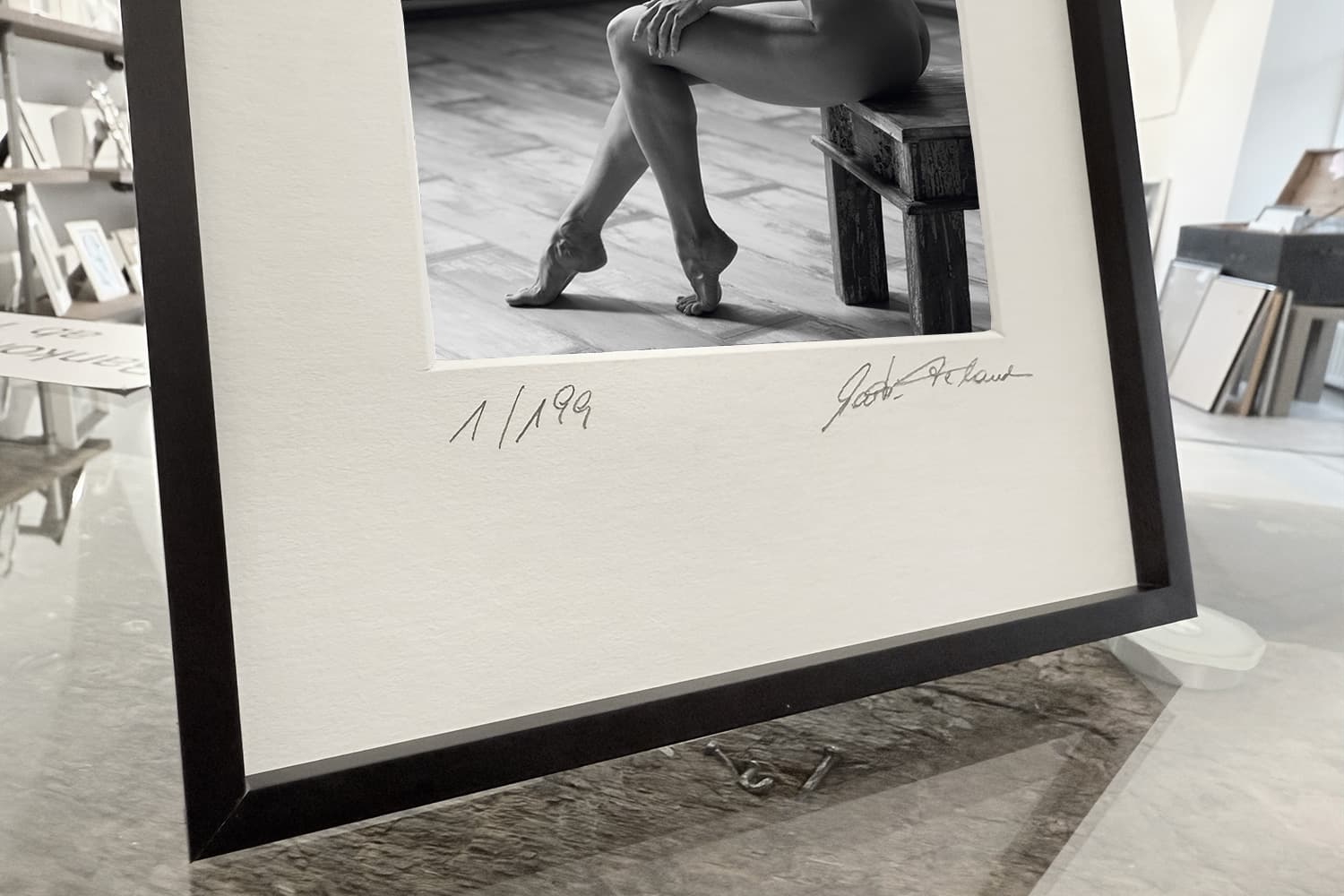„Sit. Stay. Smile.“ – Detailansicht des Prints (Ausschnitt) – limitierte fine art aktfotografie