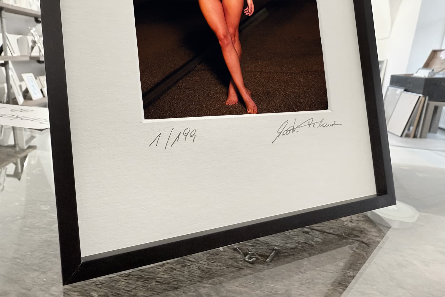 „Someone Call The Police — And Tell Them To Bring A Frame.“ – Detailansicht von Print und Rahmen – limitierte fine art aktfotografie