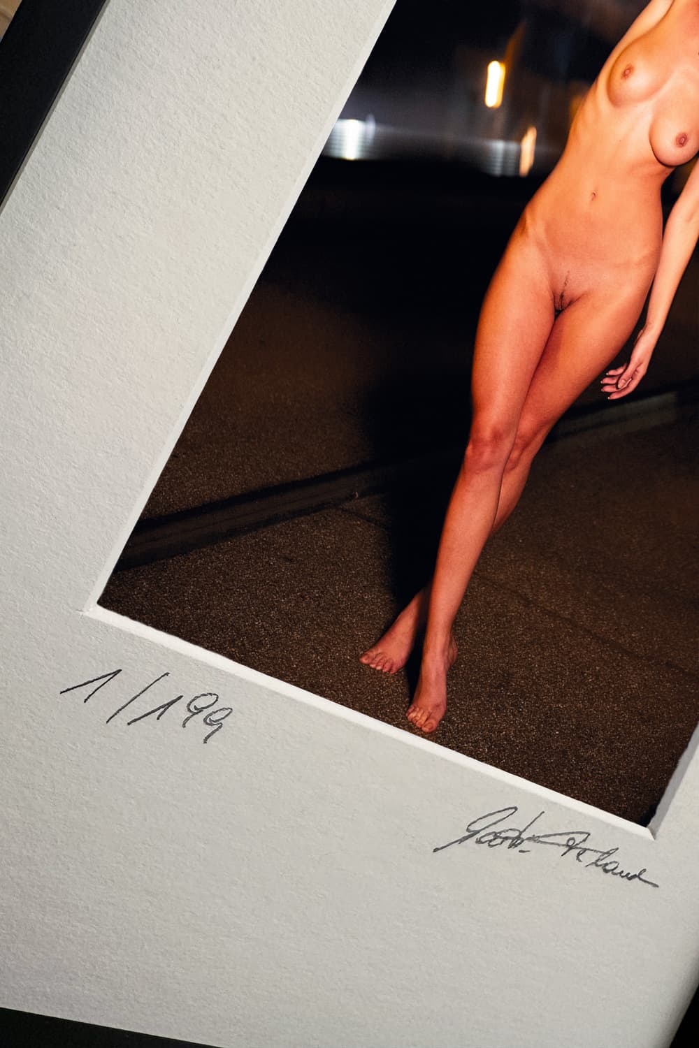 „Someone Call The Police — And Tell Them To Bring A Frame.“ – Detailansicht des Prints (Ausschnitt) – limitierte fine art aktfotografie