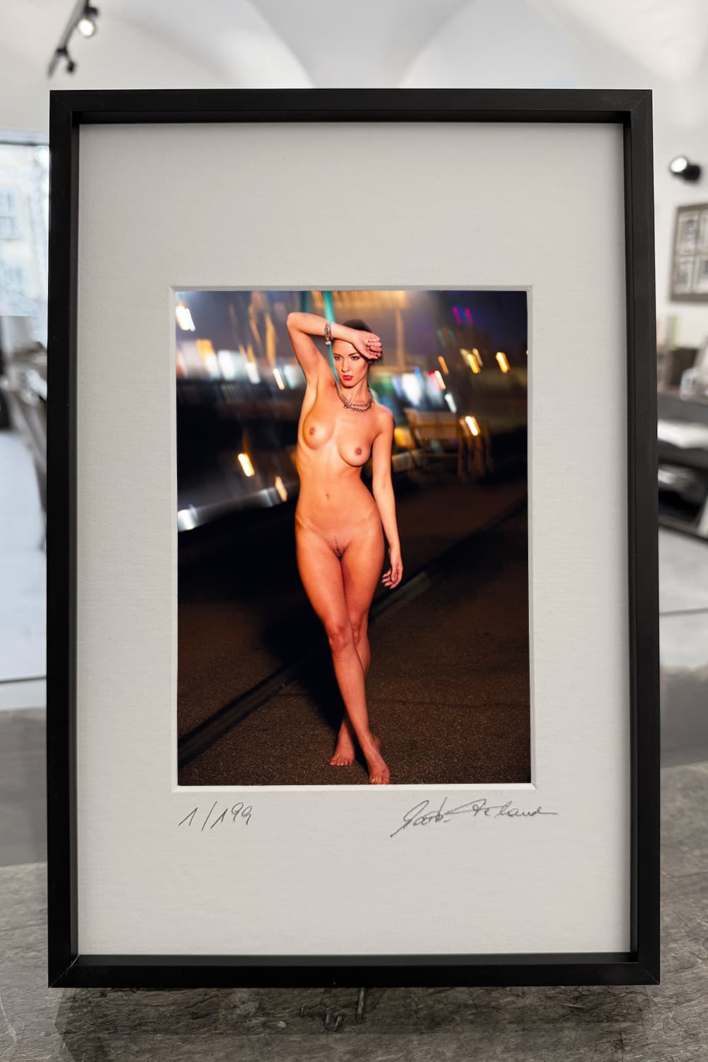 „Someone Call The Police — And Tell Them To Bring A Frame.“ – gerahmter Print am Tisch präsentiert – limitierte fine art aktfotografie