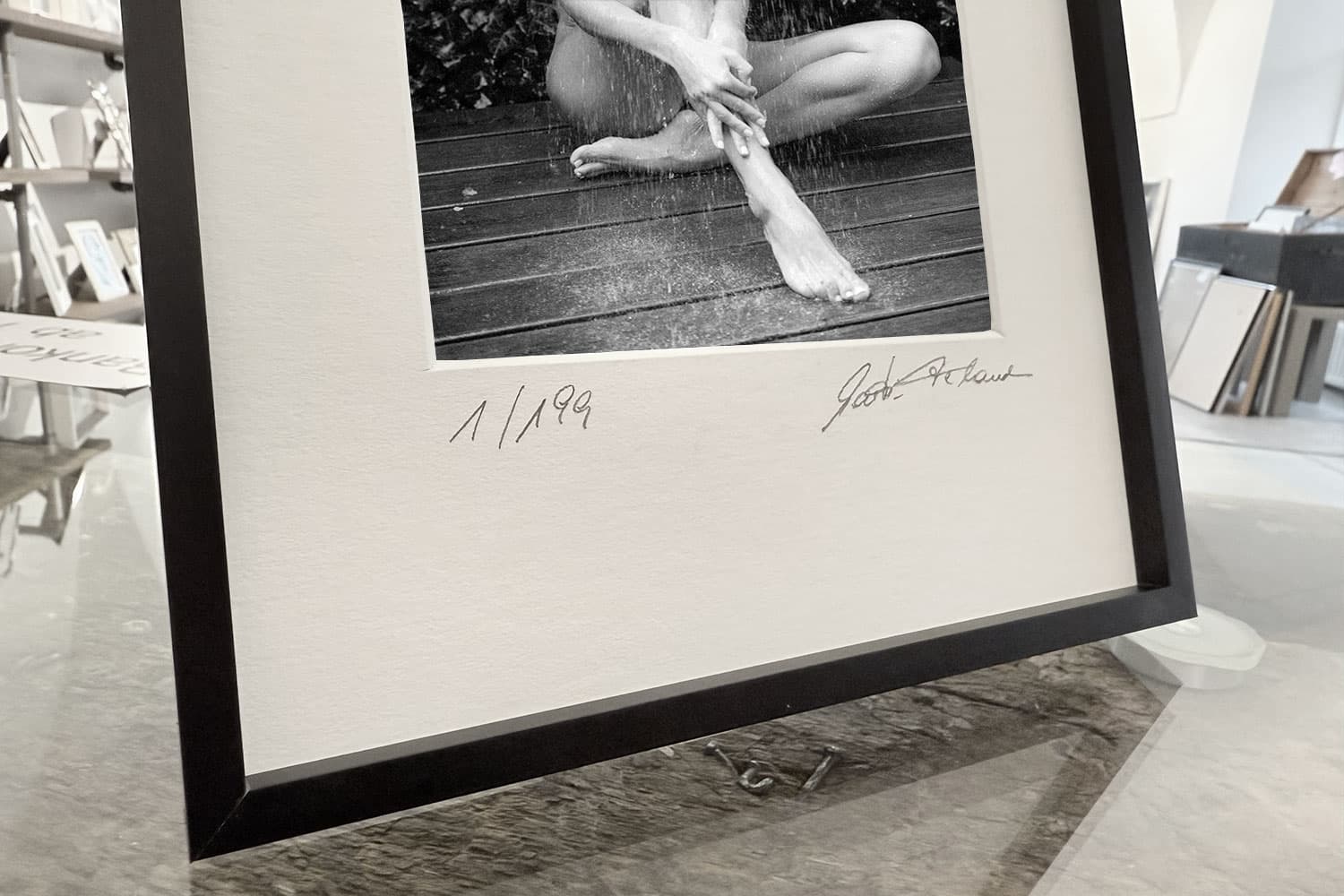 „Garden Hose Baptism“ – Detailansicht von Print und Rahmen – limitierte fine art aktfotografie