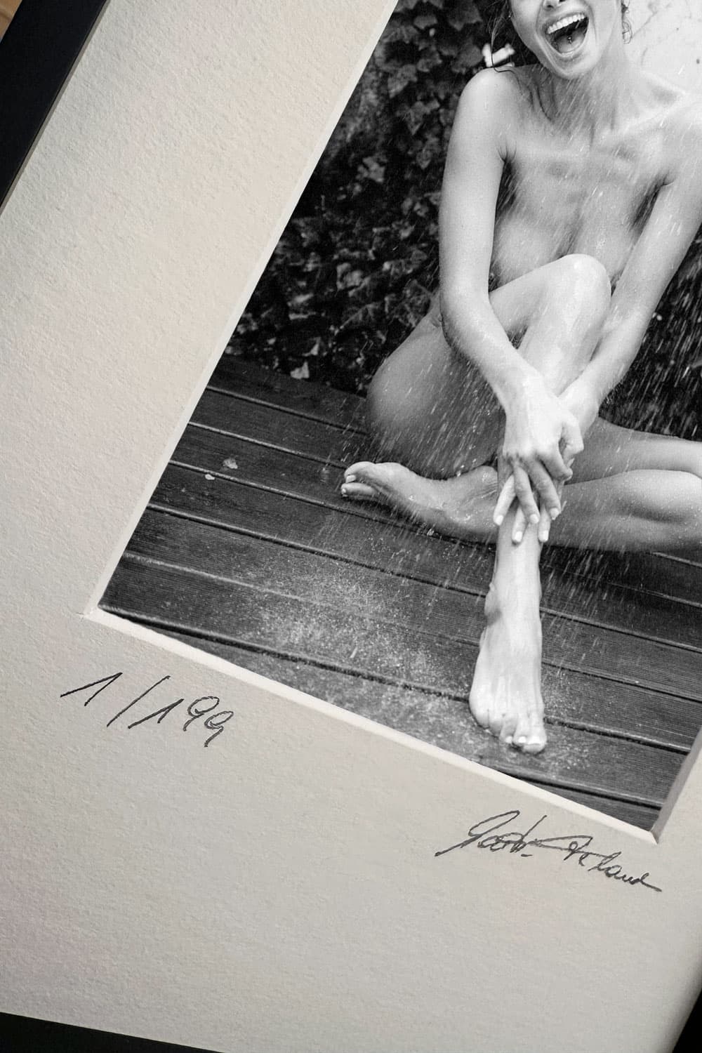 „Garden Hose Baptism“ – Detailansicht des Prints (Ausschnitt) – limitierte fine art aktfotografie