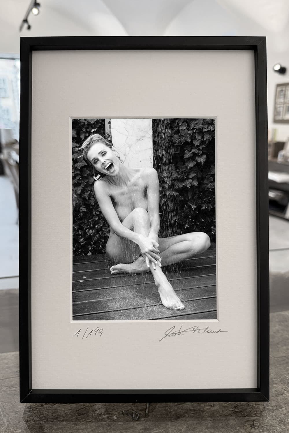 „Garden Hose Baptism“ – gerahmter Print am Tisch präsentiert – limitierte fine art aktfotografie
