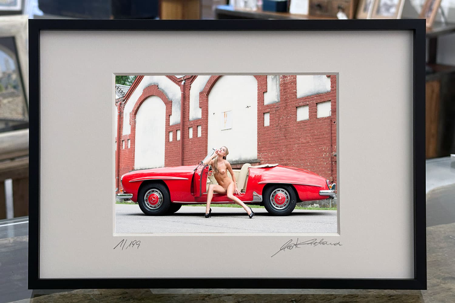 „Nitribitt’s Sunday Drive“ – gerahmter Print am Tisch präsentiert – limitierte fine art aktfotografie
