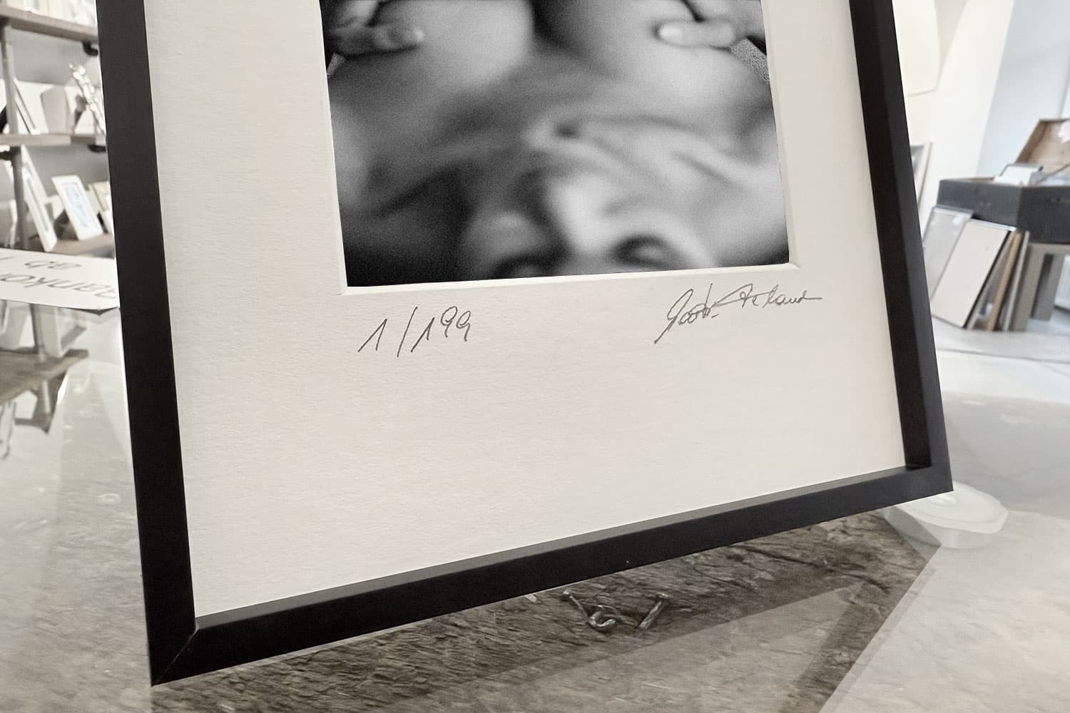 „No Face, No Case“ – Detailansicht von Print und Rahmen – limitierte fine art aktfotografie