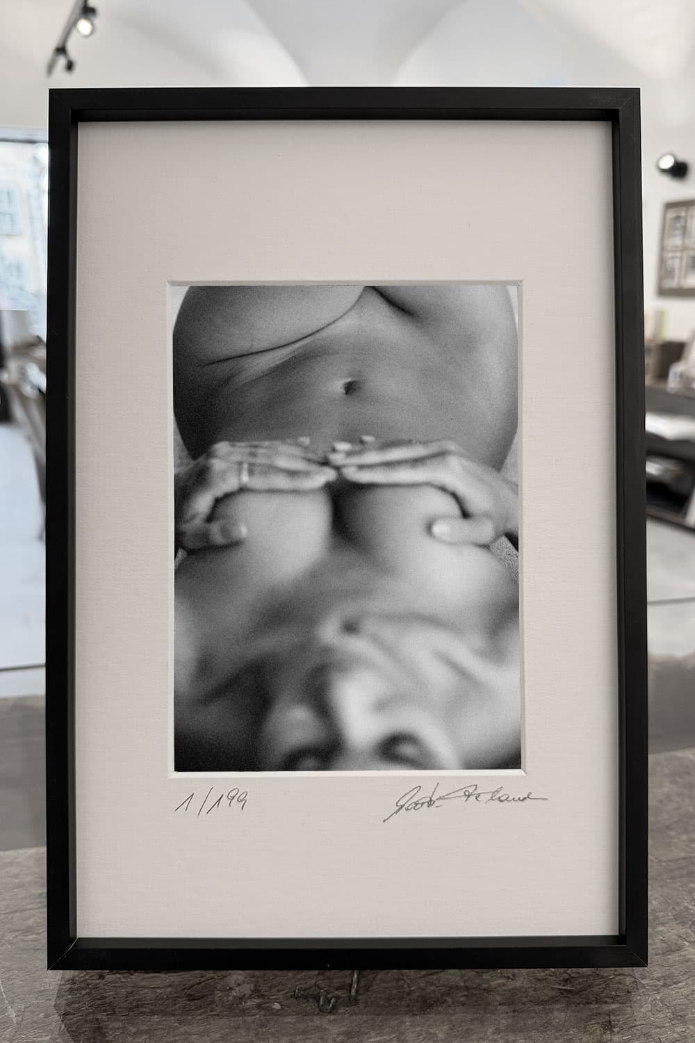 „No Face, No Case“ – gerahmter Print am Tisch präsentiert – limitierte fine art aktfotografie