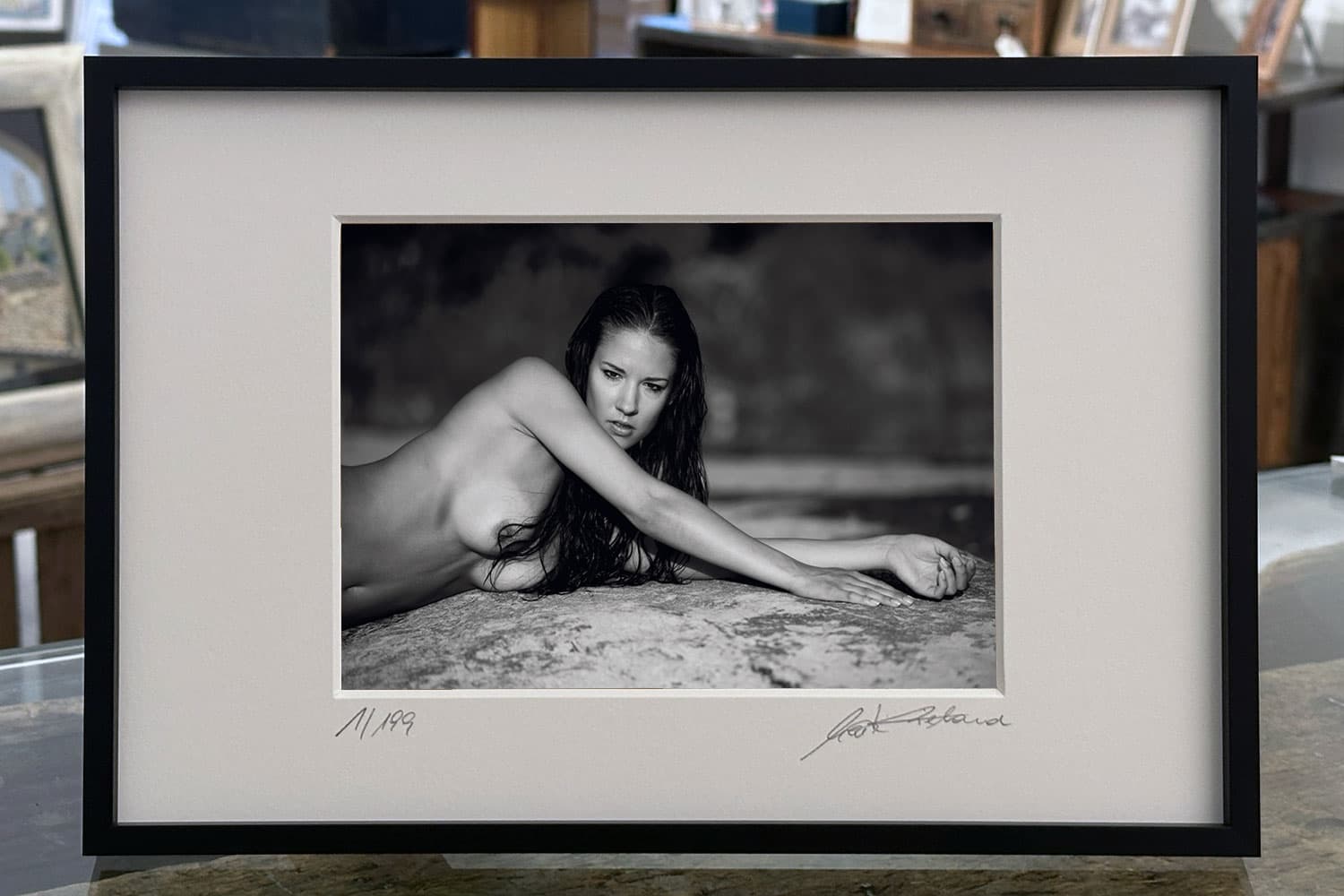 „Touch Me Like You Mean It“ – gerahmter Print am Tisch präsentiert – limitierte fine art aktfotografie