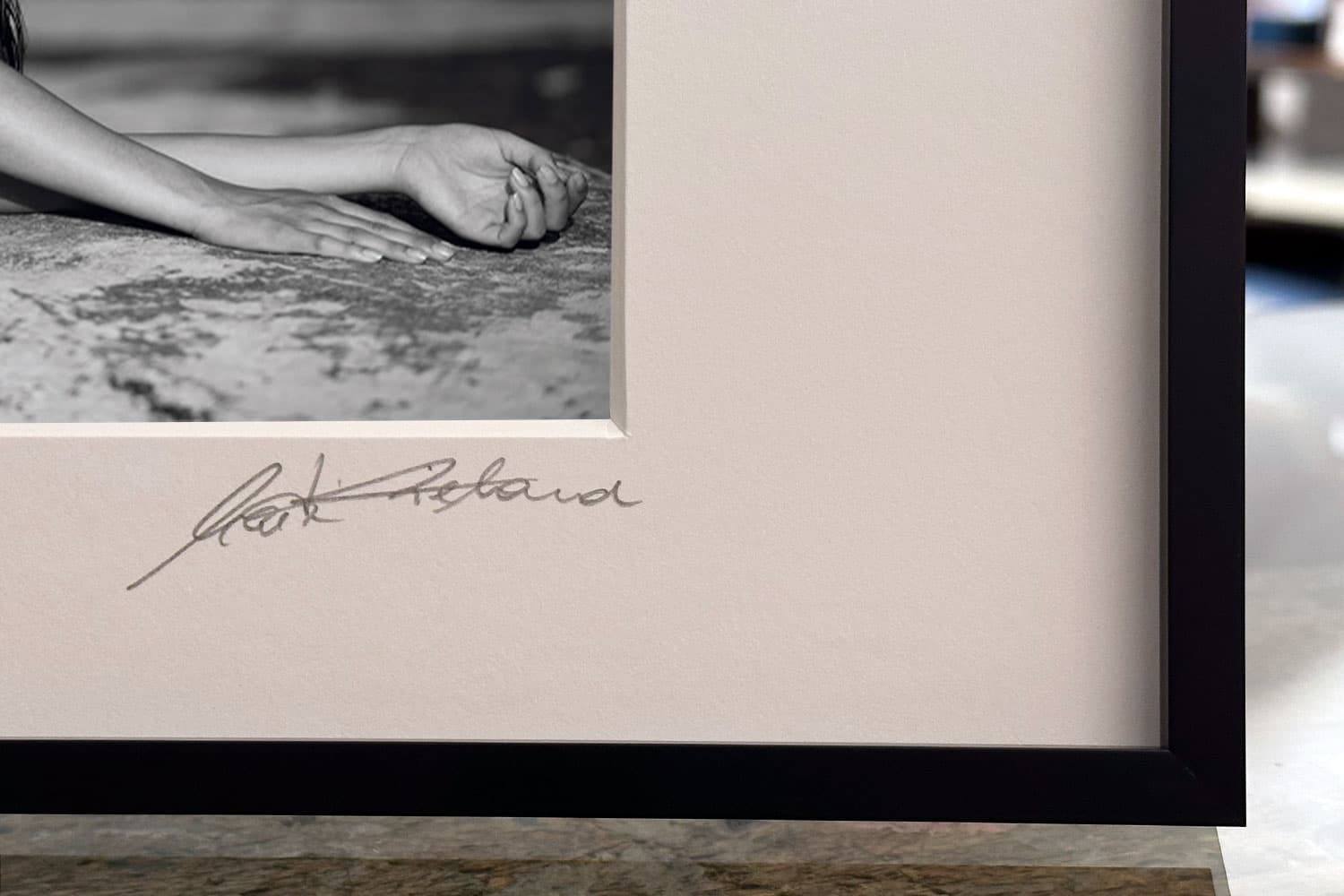 „Touch Me Like You Mean It“ – Detailansicht von Print und Rahmen – limitierte fine art aktfotografie