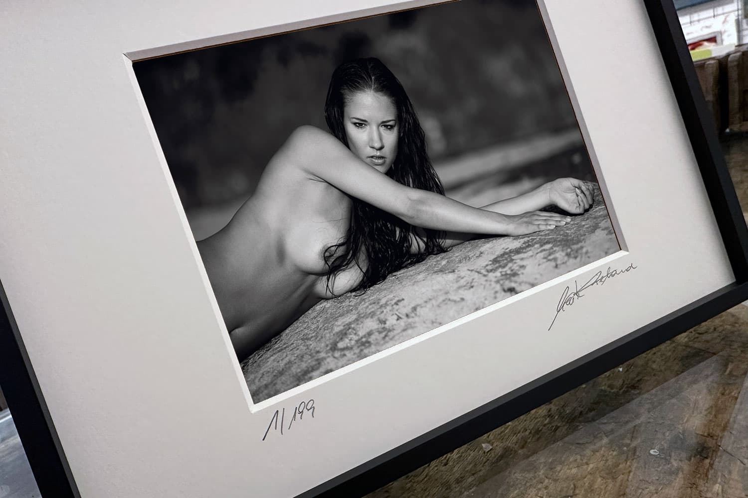„Touch Me Like You Mean It“ – Detailansicht des Prints (Ausschnitt) – limitierte fine art aktfotografie