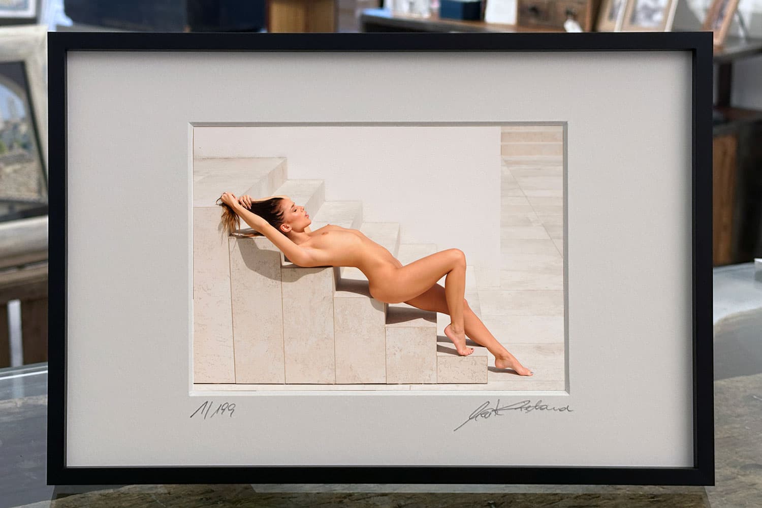 „Use Stairs at Your Own Risk“ – gerahmter Print am Tisch präsentiert – limitierte fine art aktfotografie