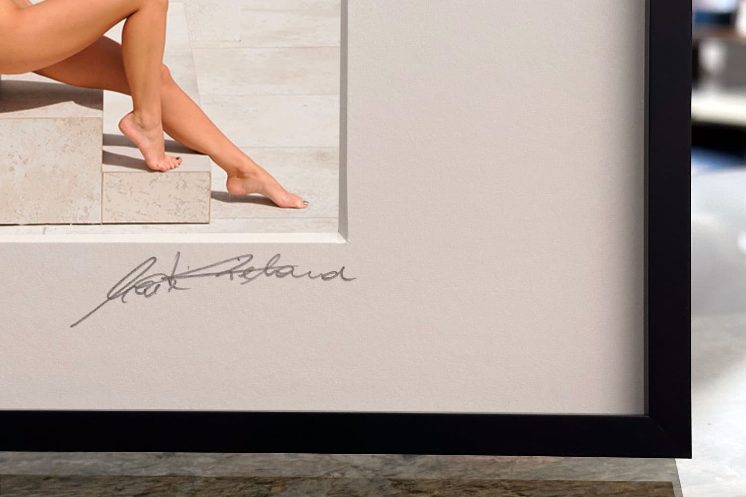 „Use Stairs at Your Own Risk“ – Detailansicht von Print und Rahmen – limitierte fine art aktfotografie