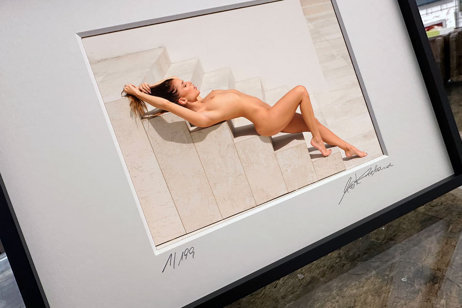 „Use Stairs at Your Own Risk“ – Detailansicht des Prints (Ausschnitt) – limitierte fine art aktfotografie