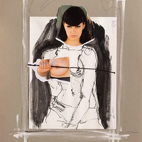 Zeitgenössische Collagenkunst mit Peitsche, praller Brust und herausforderndem Blick.