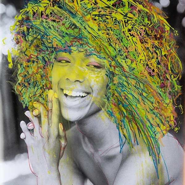 Lachendes Gesicht mit farbintensiver Übermalung – zeitgenössische Collagenkunst auf Fotopapier.