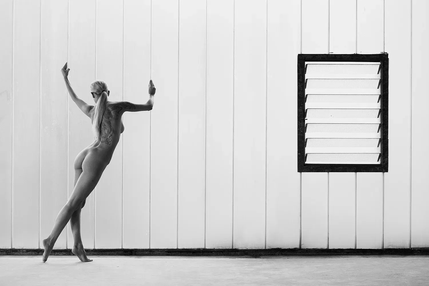 Gedruckte Kunstwerke – minimalistische Schwarz-Weiß-Aktfotografie mit starker Bildkomposition und architektonischem Kontrast - emotionale Fotografie