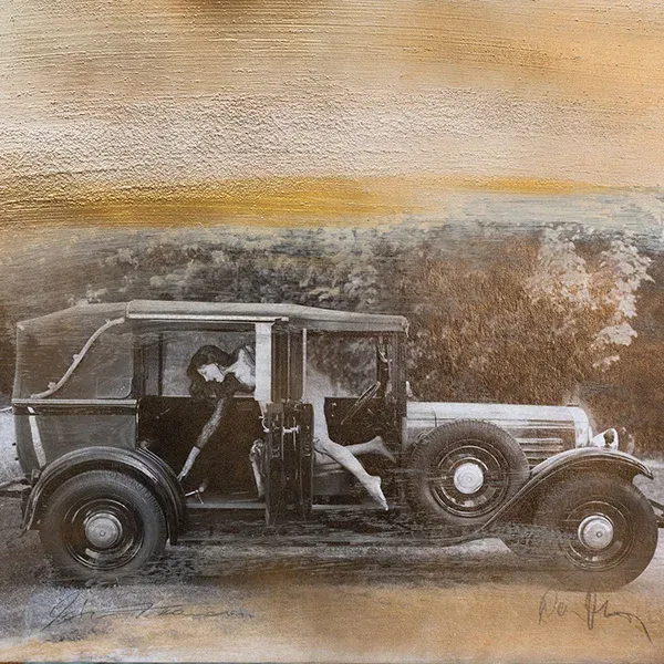 Zeitgenössische Pop-Art einer Frau in einem Oldtimer mit Übermalungen