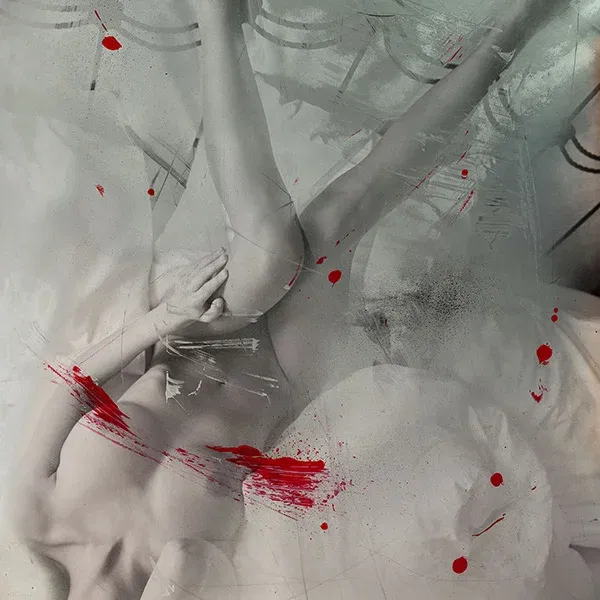 Frau mit nach oben gestreckten Beinen, rote Akzente auf grauem Hintergrund – zeitgenössische Collagenkunst mit Acryl und Sprayfarbe auf Karton