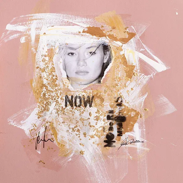 Porträt einer Frau mit dem Wort „Now“, umgeben von Gold und weißer Farbe – zeitgenössische Collagenkunst.