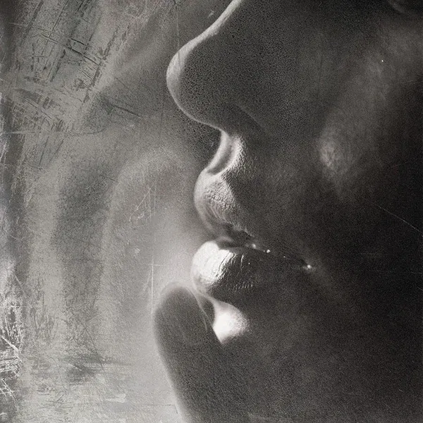 Nahaufnahme von Lippen in Silbertextur, zeitgenössische Collagenkunst mit Silberspray und Acryl