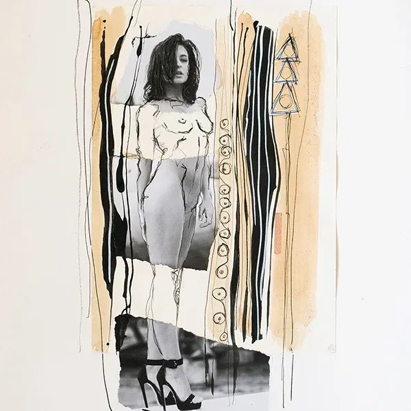 Schwarz-weiße Collage mit weiblichem Akt, Tuschestrichen und Kaffeeflecken – zeitgenössische Collagenkunst.