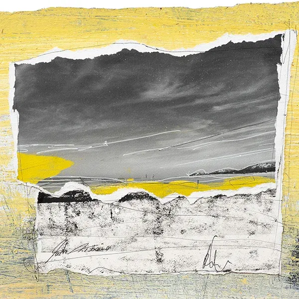 Moderne Landschaftskunst mit grauem Himmel, gelben Flächen und Collageelementen auf Leinwand.