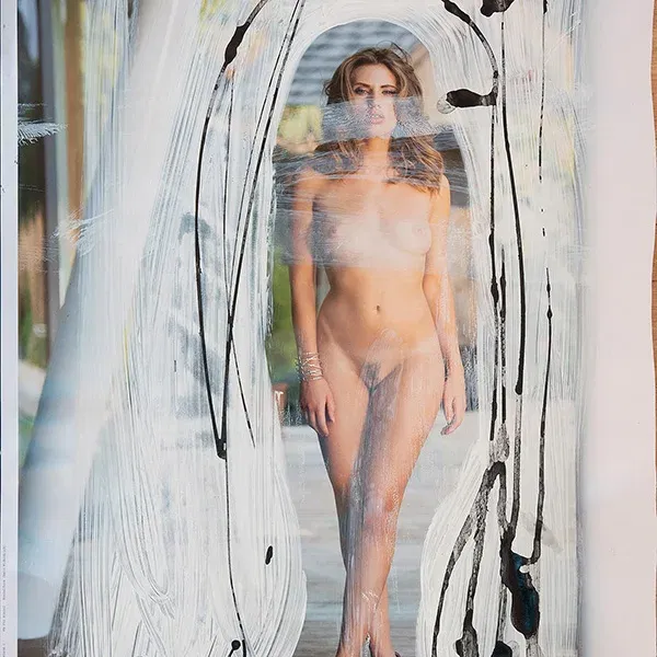 Zeitgenössische Collagenkunst mit Tusche, Deckweiß und einer gedruckten Fotografie einer Frau hinter Glas, auf Papier