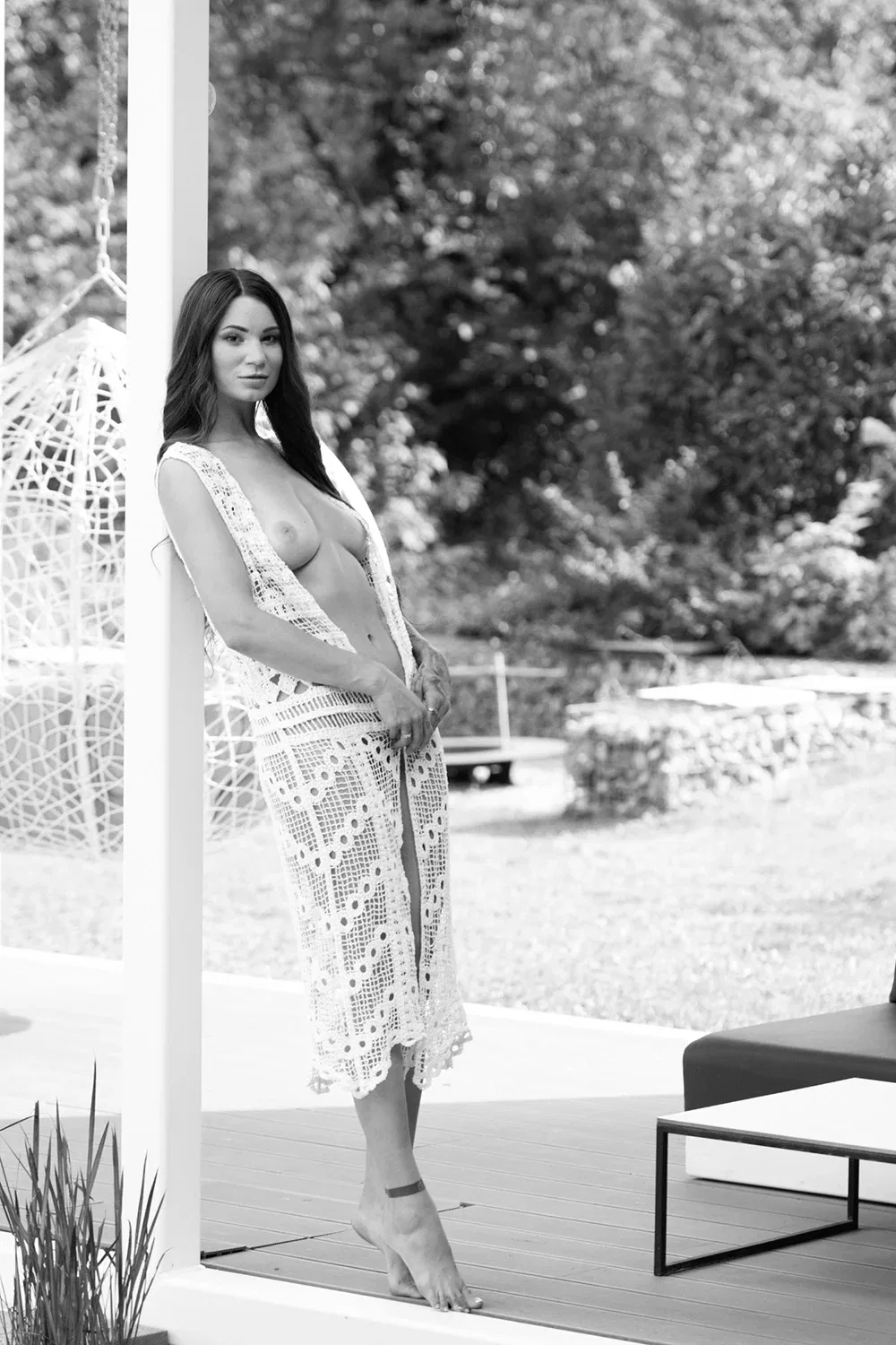 Erotische Aktfotografie im Freien – Aktmodell im transparenten Kleid auf Terrasse