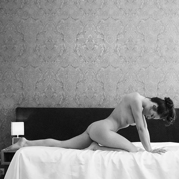 essons in Luxury – limitierte Fine Art Fotografie im Schlafzimmer unter Kronleuchter