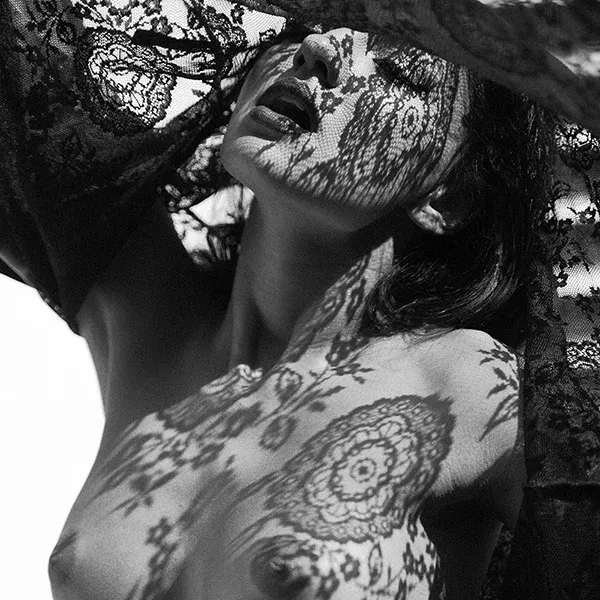 „Bodyscreen“ – Schwarzweiß-Akt in einem minimalistischen Innenraum mit klaren Linien und grafischem Licht – erotische Aktfotografie