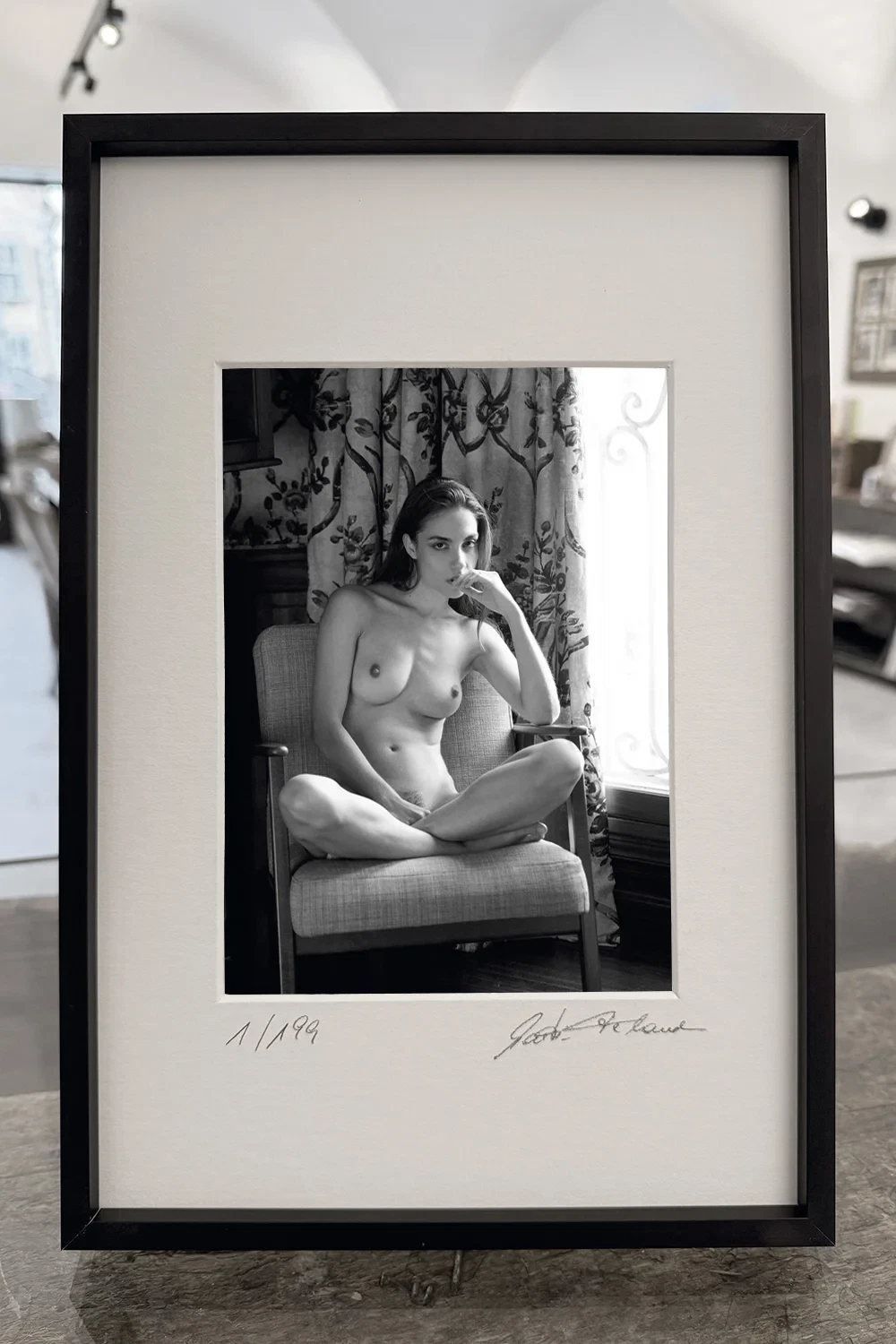 „We Had a Safe Word. She Forgot.“ – gerahmter Print am Tisch präsentiert – limitierte fine art aktfotografie