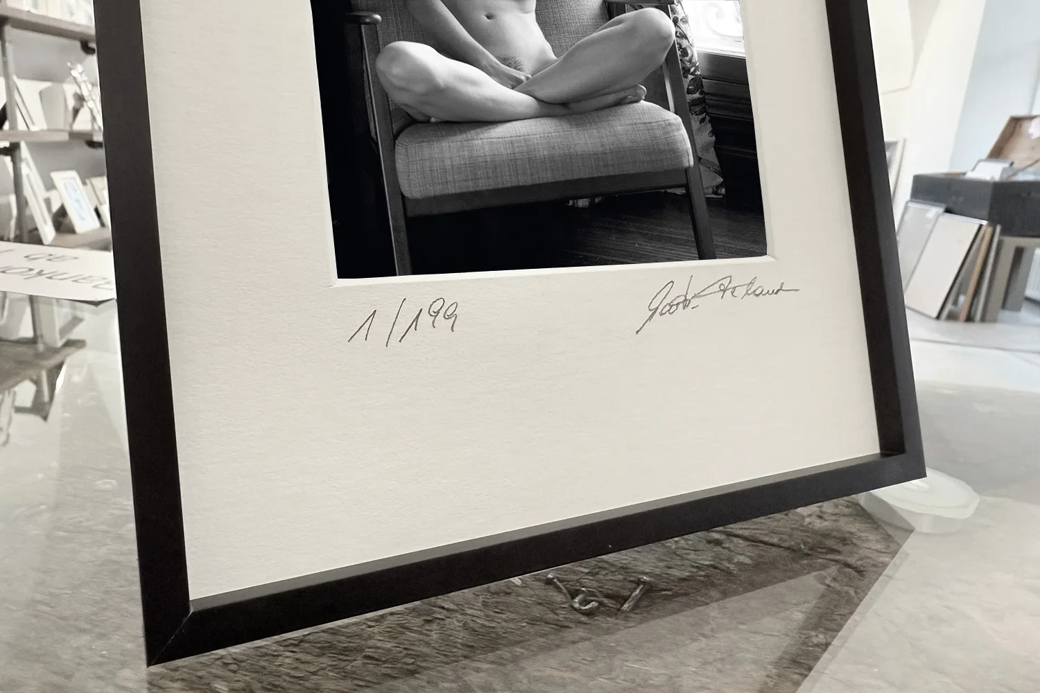 „We Had a Safe Word. She Forgot.“ – Detailansicht von Print und Rahmen – limitierte fine art aktfotografie