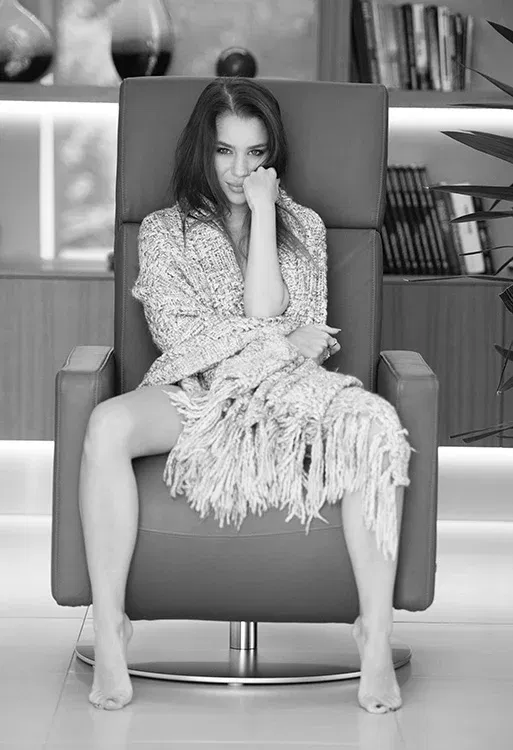 Fine-art nude in natural light — trust, air, and a moment that holds