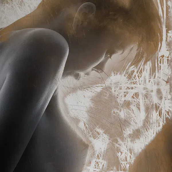 Zeitgenössische Collagenkunst: nach vorn geneigte weibliche Figur, übermalt mit Acryl und Sprayfarbe, goldene Fragmente und Schichtstrukturen auf Karton.