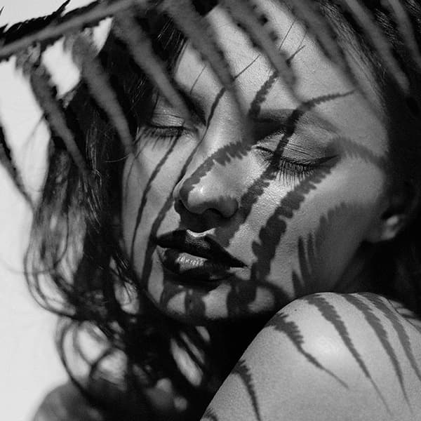 Botany Did the Editing" – Frau mit geschlossenen Augen, Pflanzenschatten auf Gesicht und Schulter, Schwarzweiß – limitierte Fine Art Aktfotografie